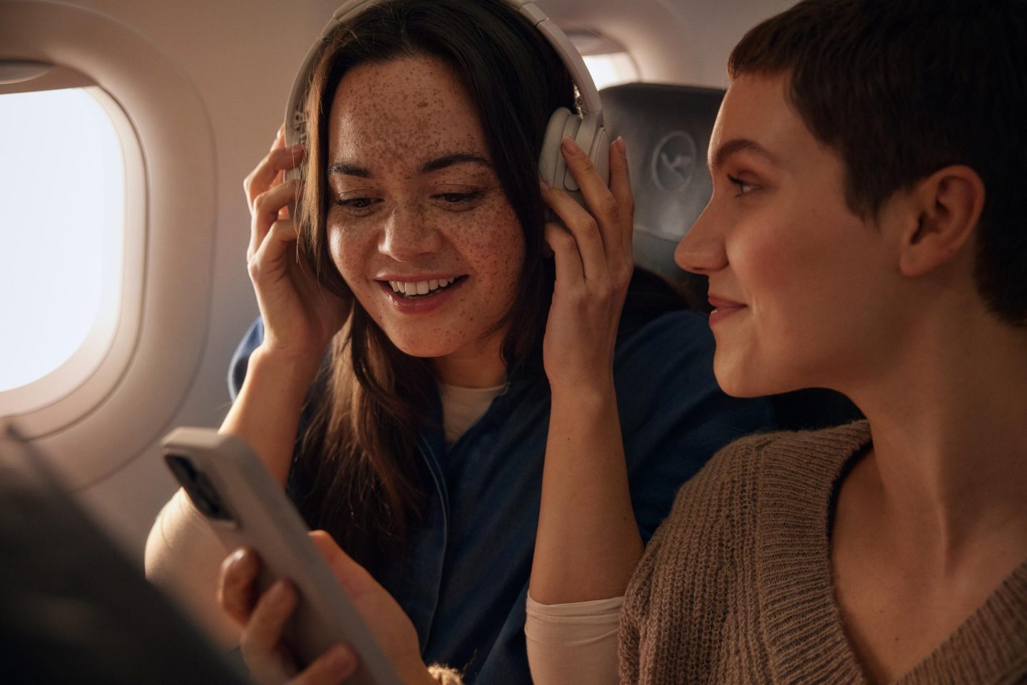 2 Freundinnen genie&szlig;en ihren Flug in der Economy Class des A320neo und haben Spa&szlig;. // 2 friends enjoying their flight in Economy Class on the A320neo and having fun.