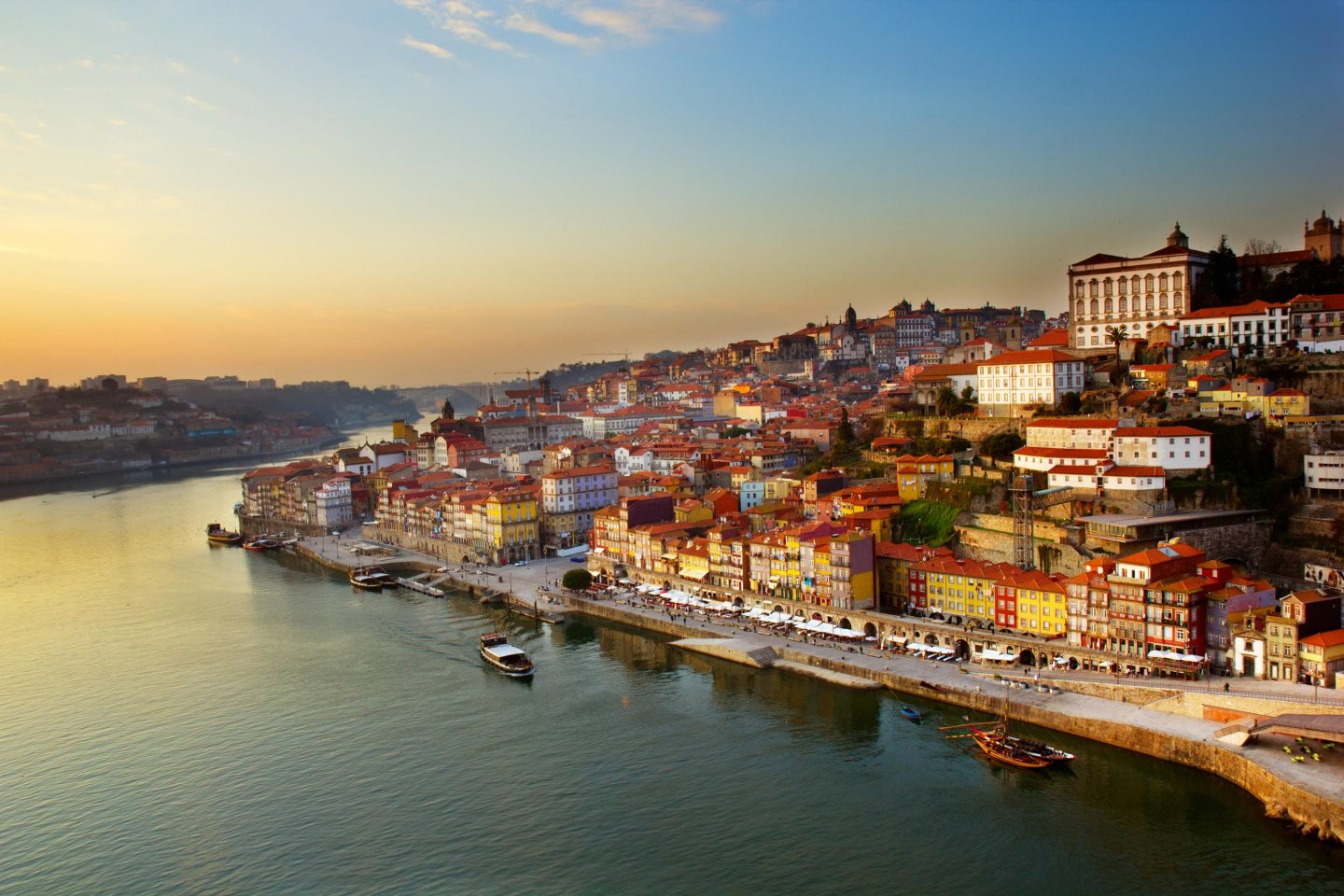 Portugal, Porto: Die Skyline bei ruhiger Stimmung w&radic;&sect;hrend der D&radic;&sect;mmerung // Portugal, Porto: The skyline in a calm mood during twilight