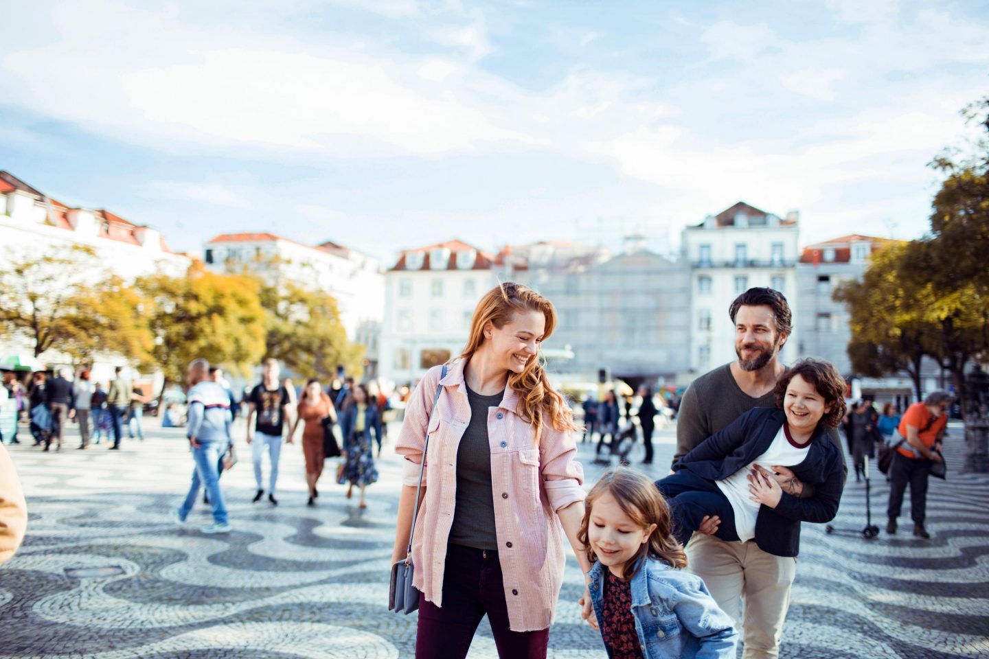 Portugal, Lissabon: Nahaufnahme einer gl√ºcklichen Familie beim Erkunden des Rossio-Platzes. // Portugal, Lisbon: Close up of a young happy family exploring the Rossio Square.