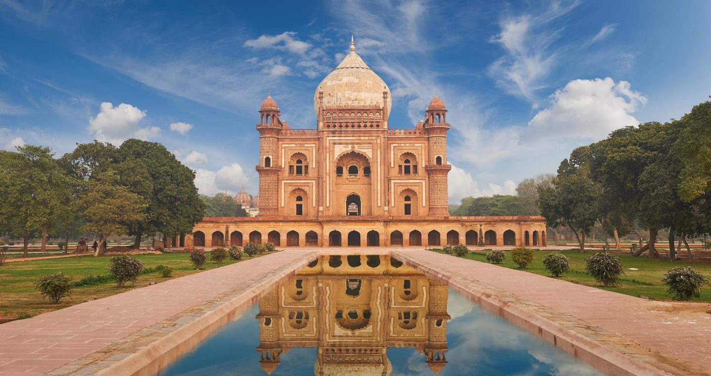 Indien, Delhi: Das Humayun-Mausoleum vor blauem Himmel // India, Delhi: The Humayun Mausoleum against a blue sky\n