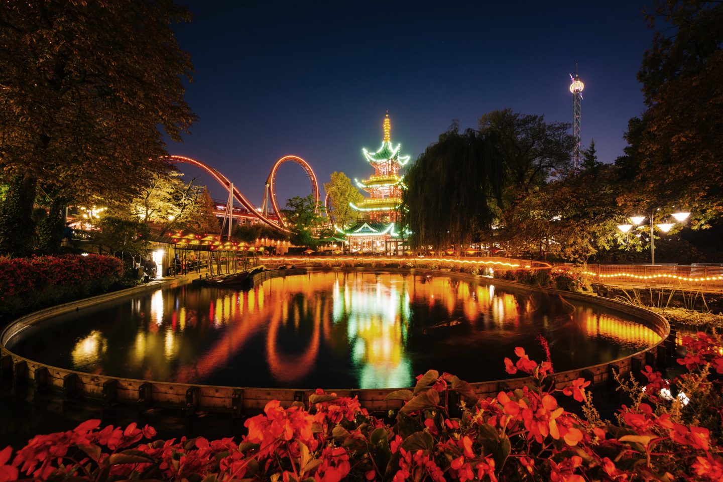 D&radic;&sect;nemark, Kopenhagen: Die chinesische Pagode und eine Achterbahn im Tivoli Park // Denmark, Copenhagen: The chinese pagoda and a roller coaster in Tivoli Park\n