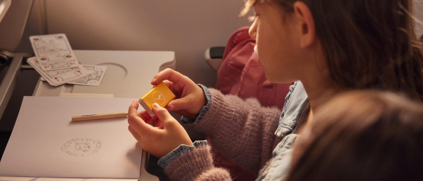 2 Kinder spielen in der Economy Class des A320neo. // 2 children playing in Economy Class of the A320neo.