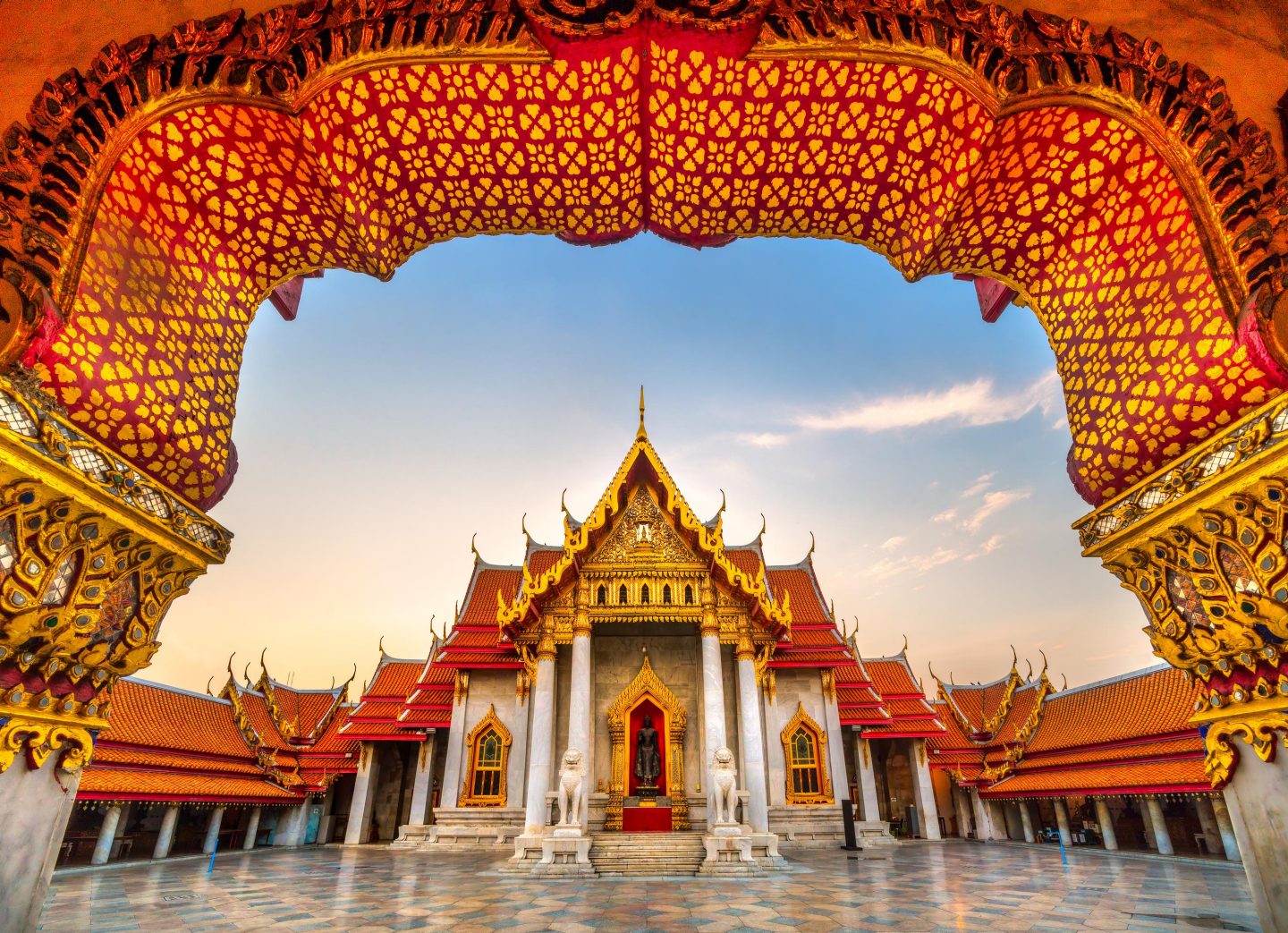 Thailand, Bangkok: Der Eingangsbogen zum Wat Benchamabophit Tempel // Thailand, Bangkok: The entrance arch to Wat Benchamabophit Temple