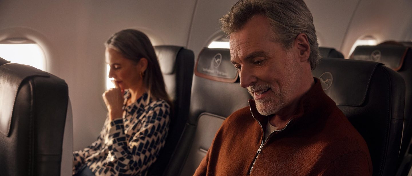 Ein Paar liest etwas in der Business Class des A320neo. // A couple is reading something in Business Class on the A320neo.