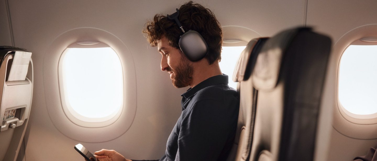 Mann nutzt Kopfh&ouml;rer an Bord. // Man is using headphones on board. 