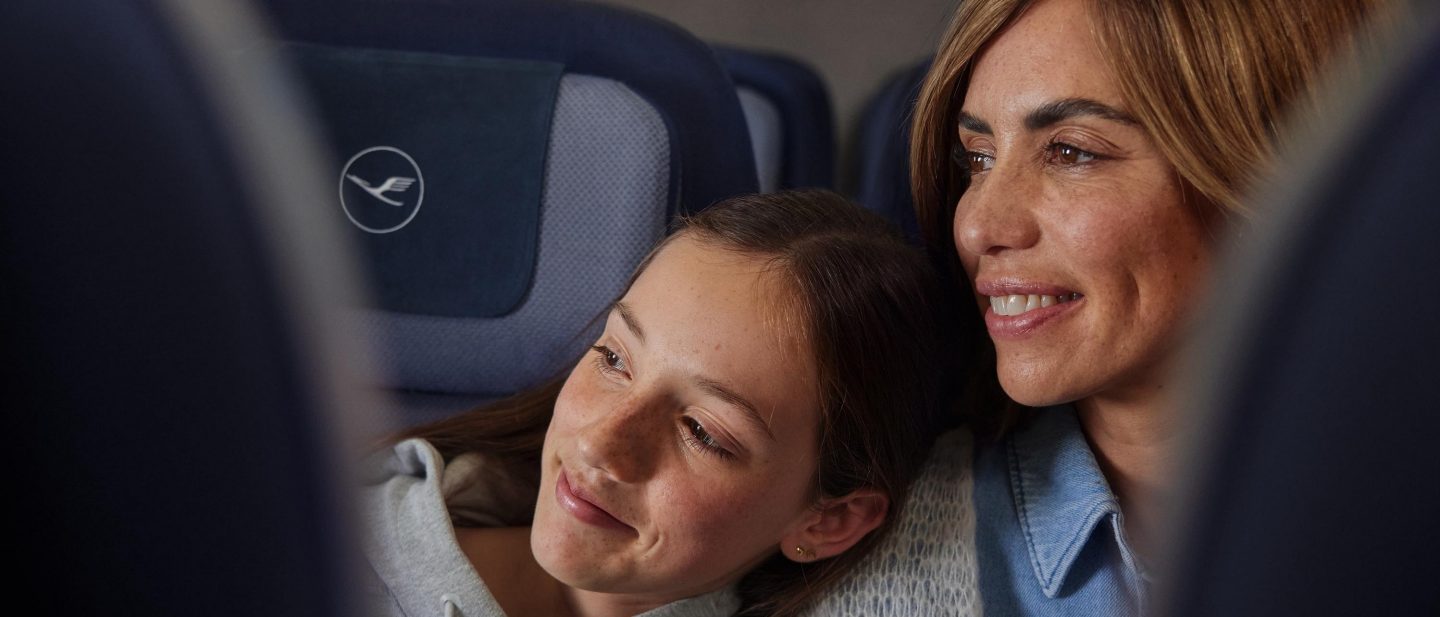 Tochter und Mutter an Bord der Economy Class. // Daughter and mother on board of economy class.