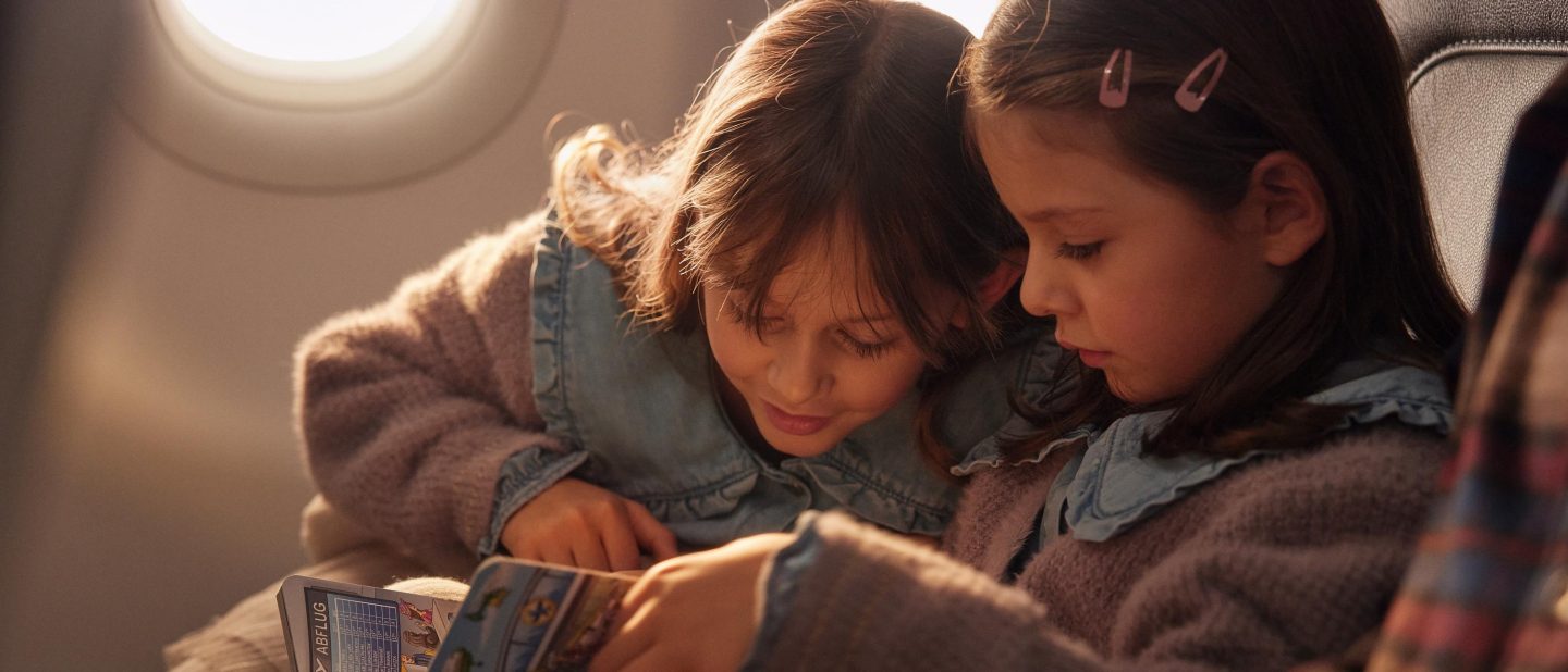 Eine Familie reist in der Economy Class der A320neo. // A family traveling in Economy Class on the A320neo.