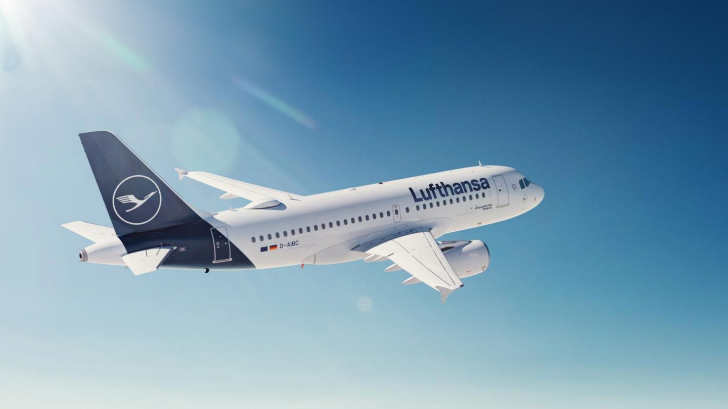 Un avion de Lufthansa évoluant dans un ciel bleu dégagé.