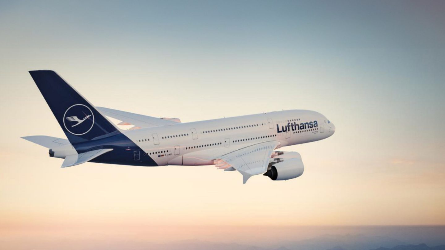 Lufthansa A380 en vol sur un fond de teintes chaudes d’un coucher de soleil.
