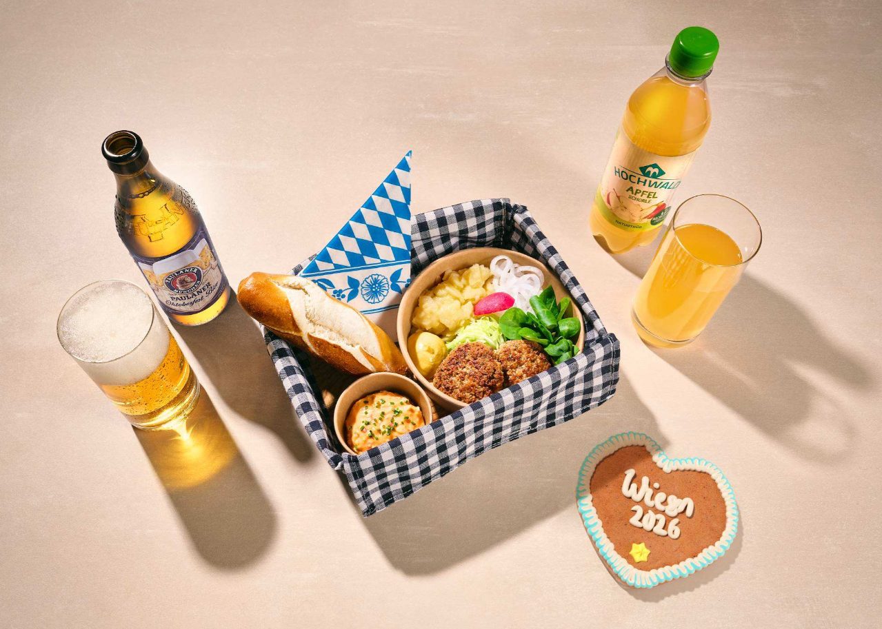 Bayerisches Picknick mit Bier, Saft und Lebkuchenherz.