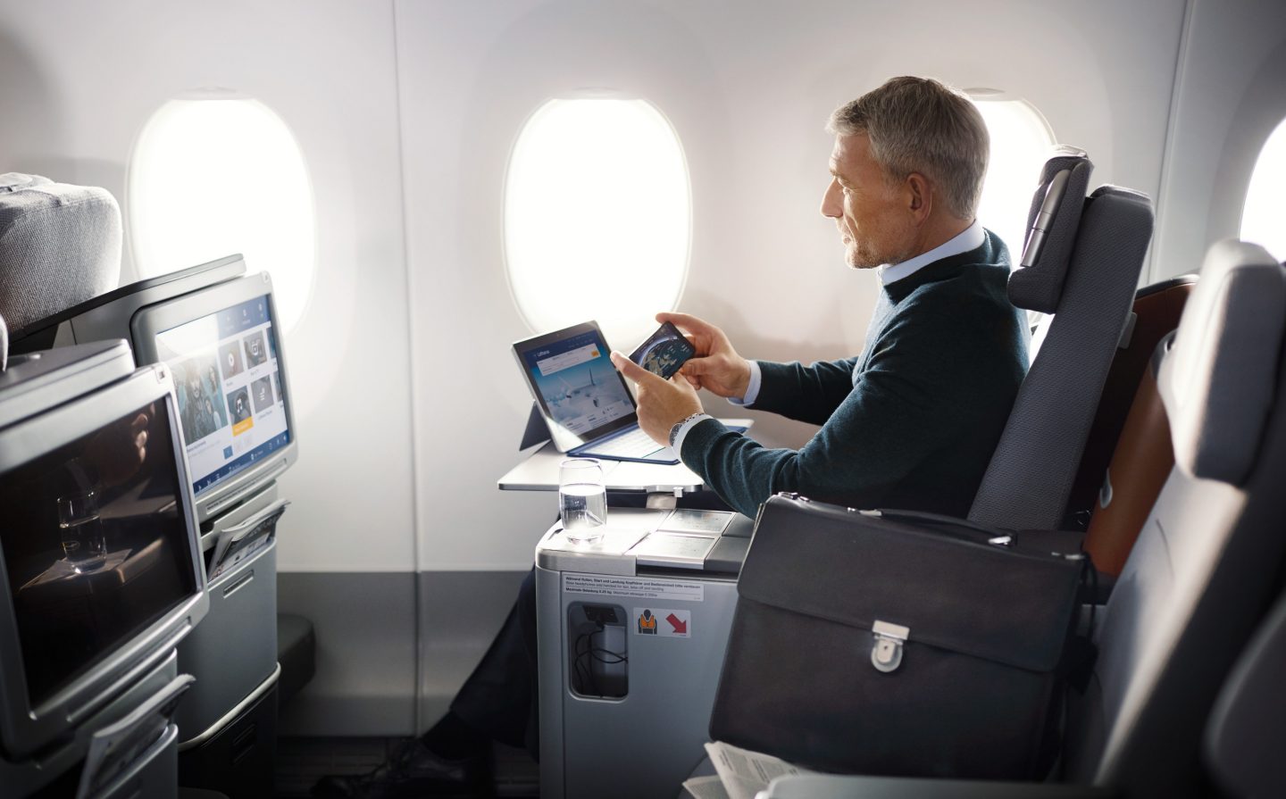Mann nutzt das Boardunterhaltungsprogramm auf seinemFlug in der Business Class des A350 // Man using the Entertainment System on his flight in the Business Class of the Airbus A350
