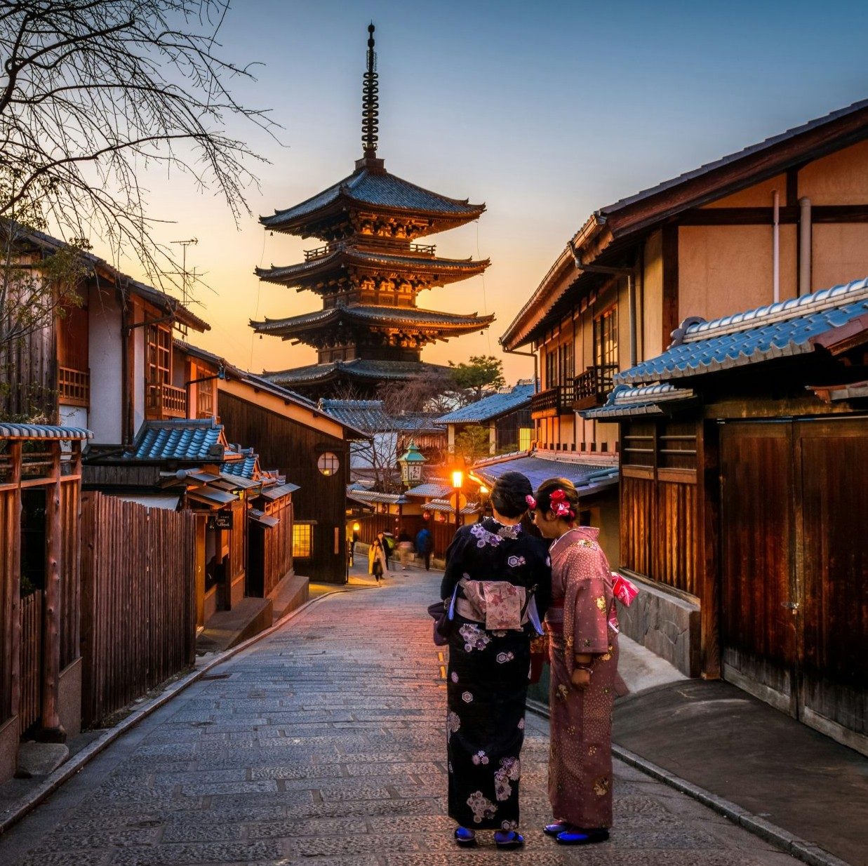 Dos mujeres caminando por Kyoto.