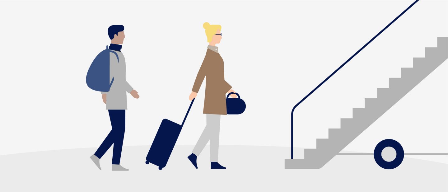 Illustration zeigt zwei Personen mit Handgepäck vor dem Flugzeug // Illustration shows two people with hand luggage in front of the airplane