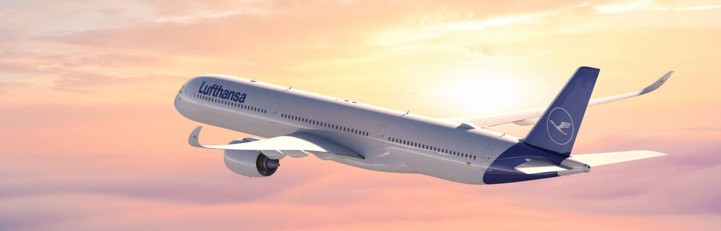 Lufthansa A350-1000-Flugzeug fliegt über sonnenverwöhnte Wolken.