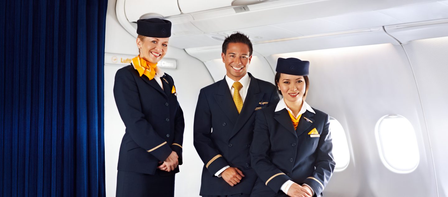 Lufthansa Branding: Portrait von drei Flugbegleitern an Bord./Lufthansa Bra...