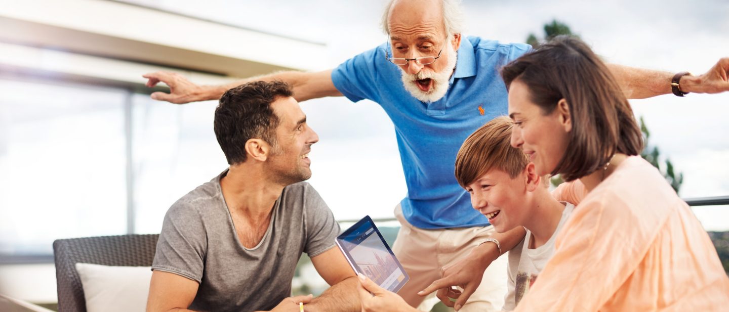 Familie mit iPad // Family with iPad