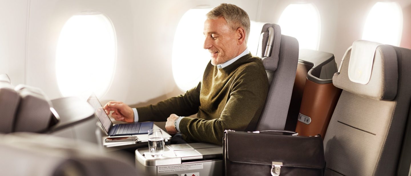 Mann nutzt das Boardunterhaltungsprogramm auf seinemFlug in der Business Class des A350 // Man using the Entertainment System on his flight in the Business Class of the Airbus A350