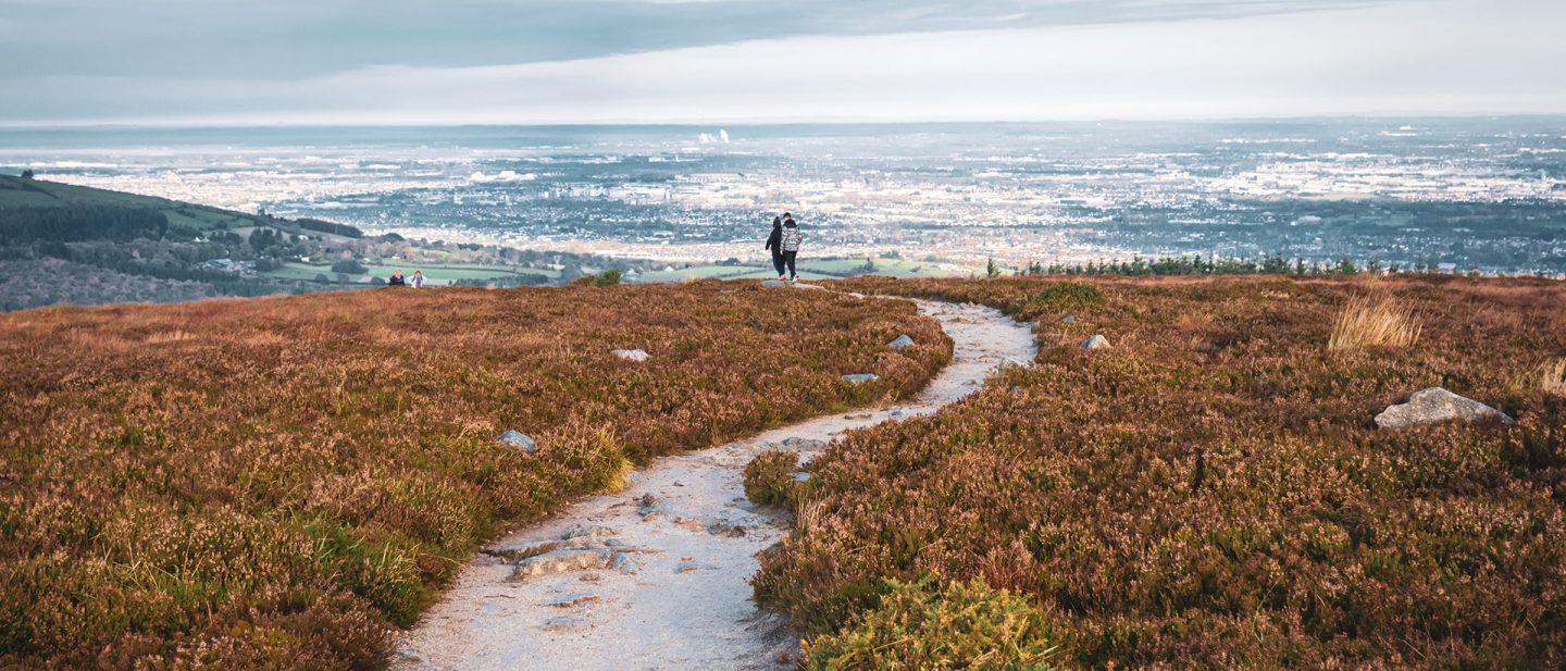 Küstenwanderweg mit weitem Blick über das Meer