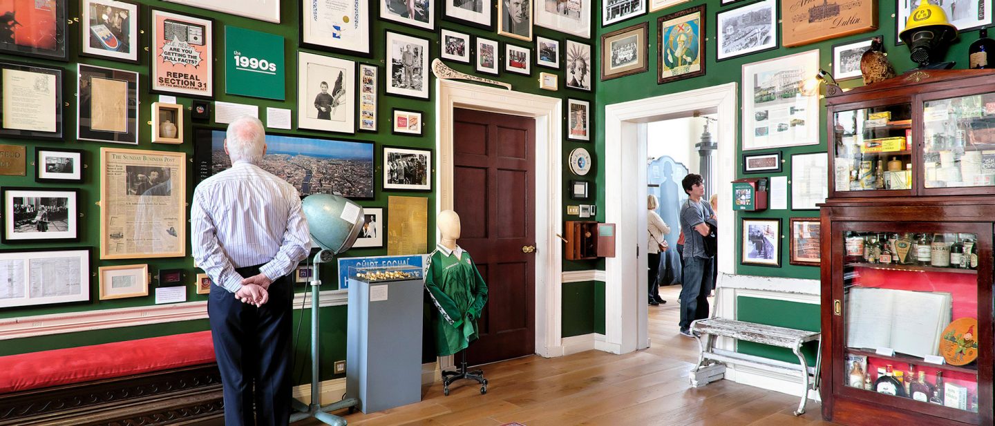  Innenraum eines Museums in Dublin mit Bildern und Ausstellungsstücken