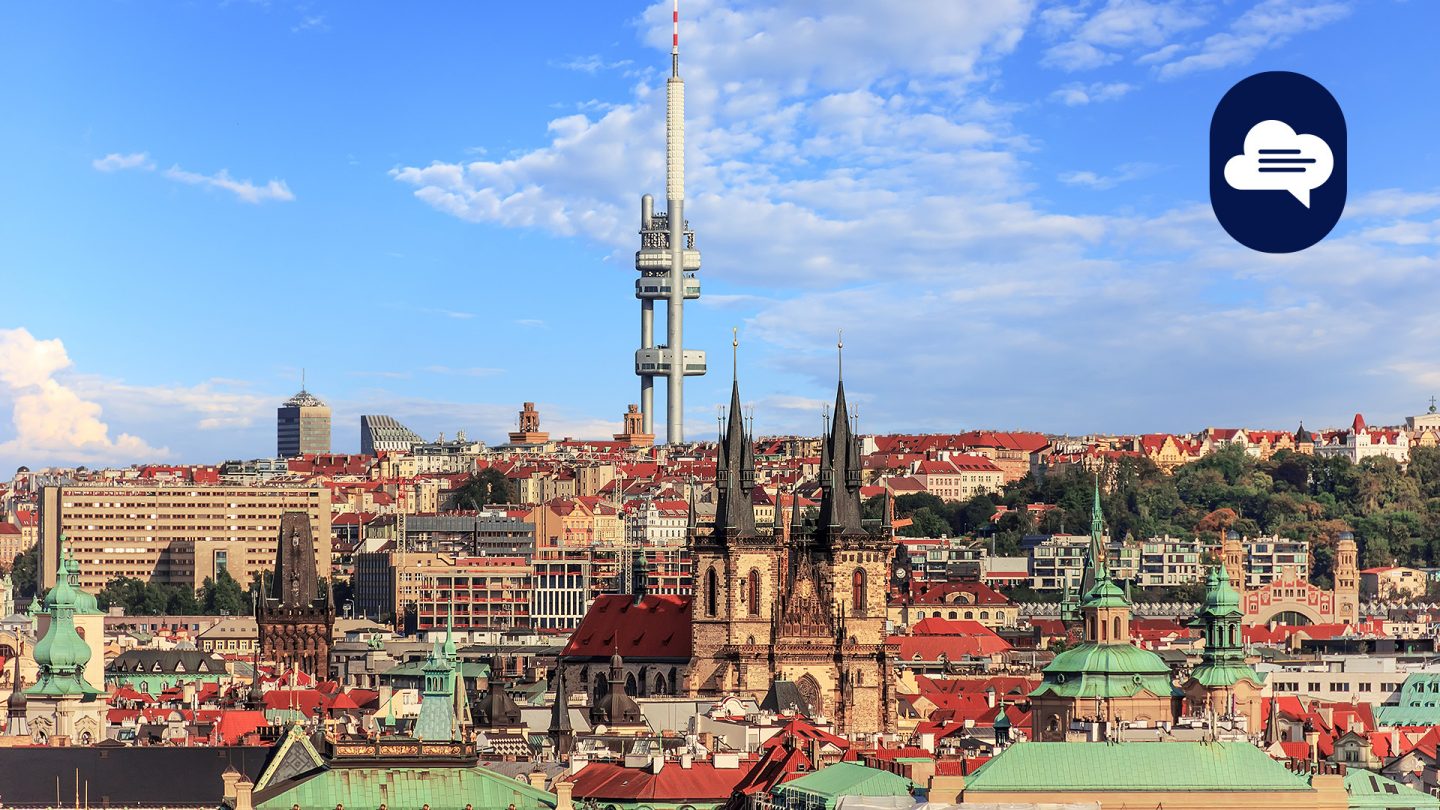  Blick über Prag mit dem Fernsehturm Žižkov und Altstadtdächern