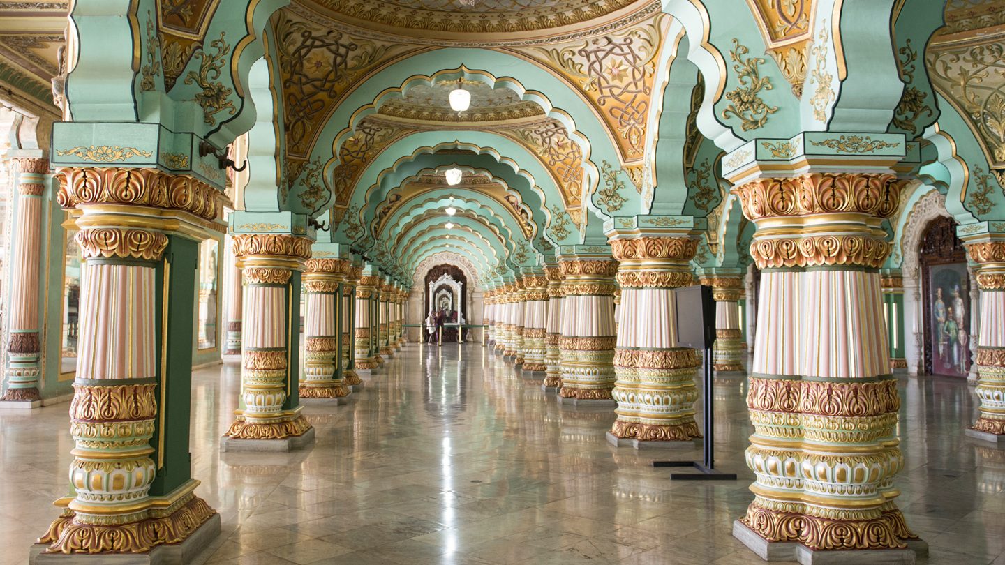 Splendido portico nel Palazzo di Mysore vicino a Bengaluru.
