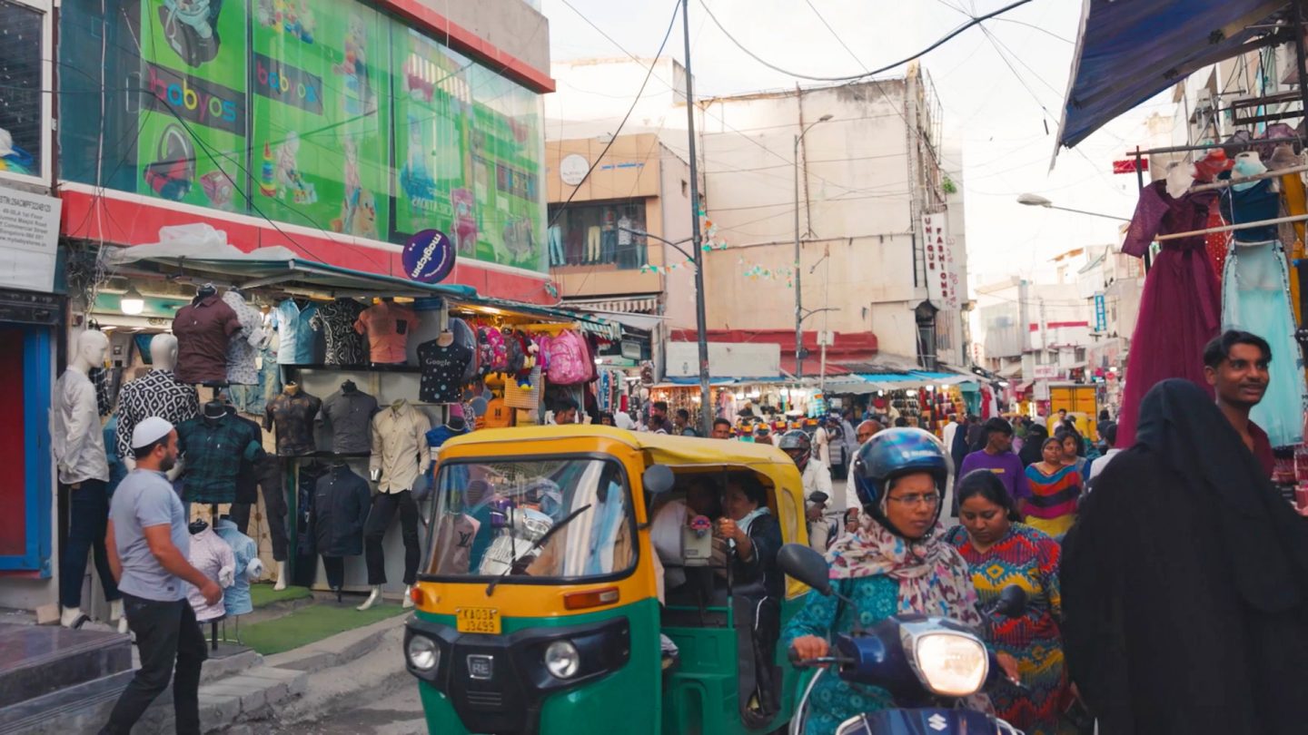 Strade affollate e bancarelle nel centro di Bengaluru.