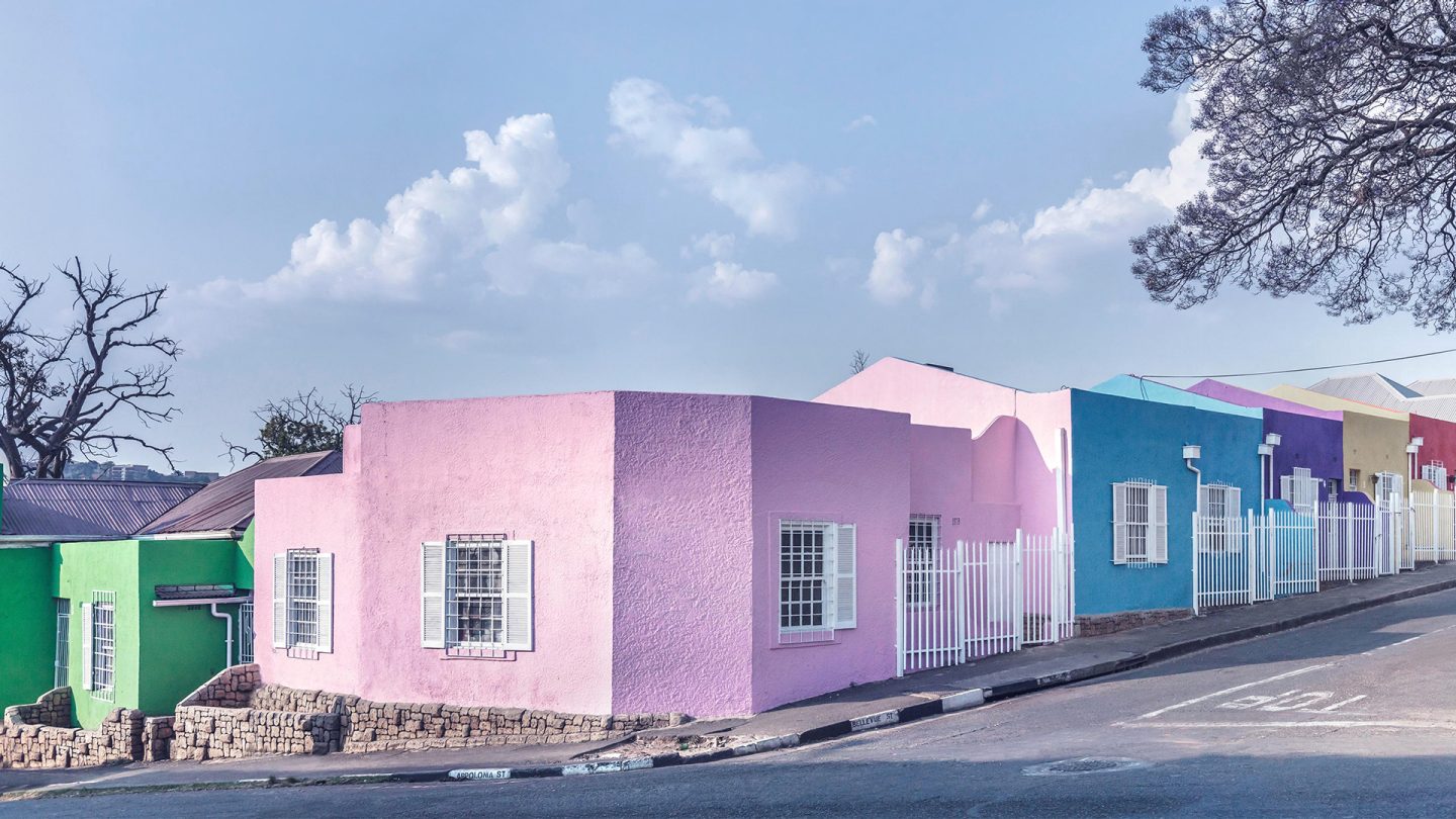 Una fila di case piatte e colorate