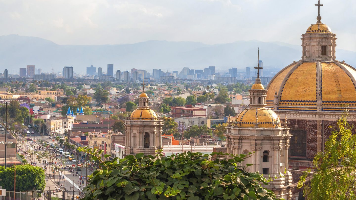 Veduta di Città del Messico con una chiesa in primo piano