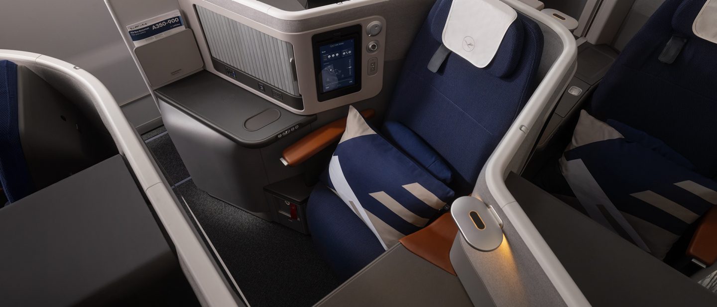 Extra Space Seat in der Lufthansa Allegris Business Class mit Touchscreen und Kissen.