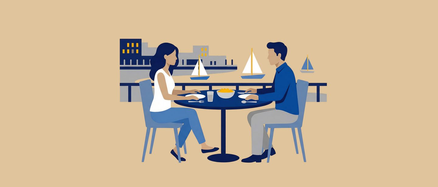 Illustration eines Paares beim Essen an einem Tisch im Freien, im Hintergrund Wasser mit Segelbooten und Gebäuden