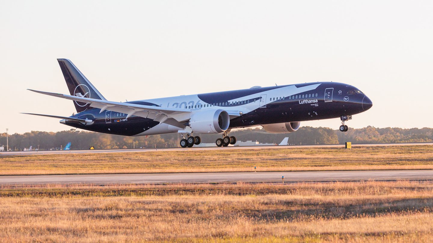 Lufthansa Boeing 787-9 opstijgen in het warme licht van zonsondergang