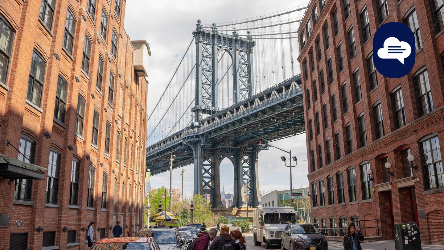 Team Stories: Blick auf die Manhatten Bridge umgeben von Häusern