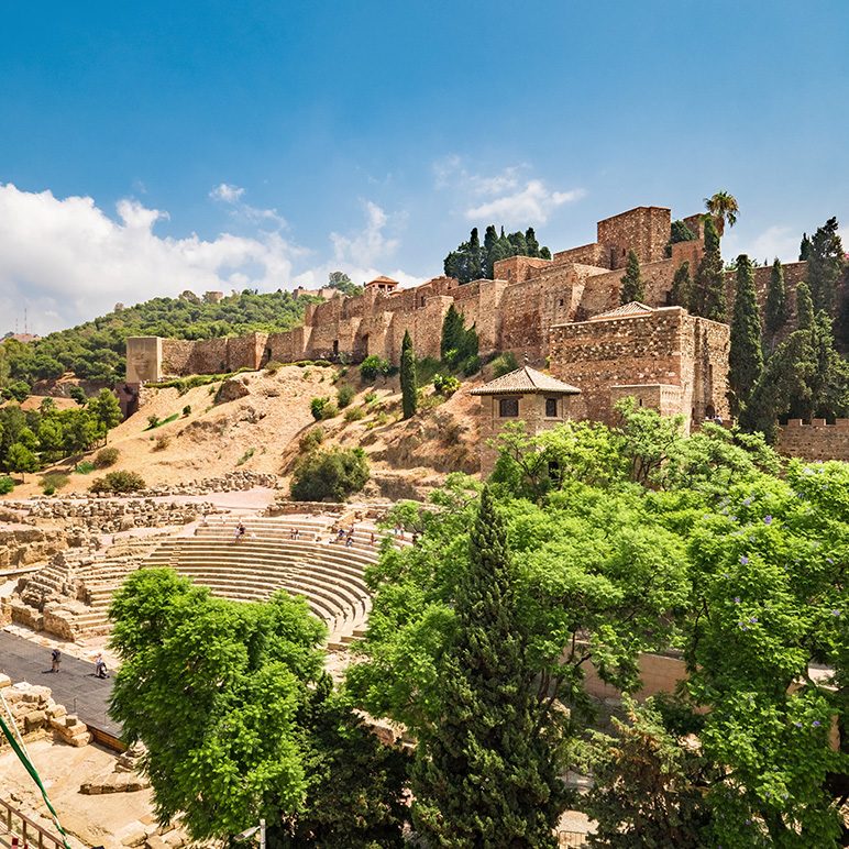 Römisches Theater und maurische Alcazaba-Festung unter blauem Himmel in Málaga