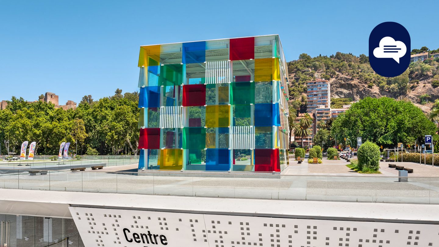 Der farbenfrohe Glaskubus des Centre Pompidou am Hafen von Málaga