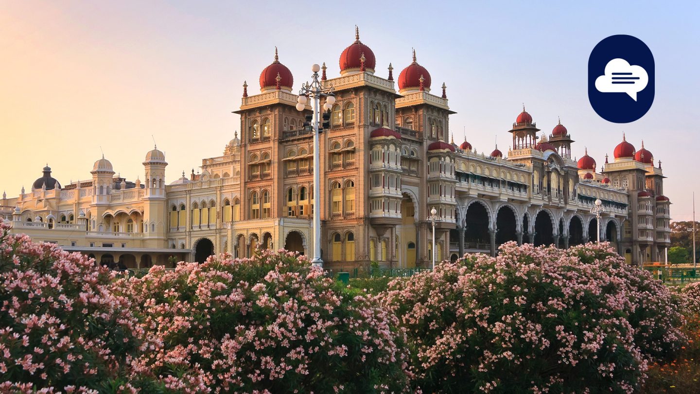 Team Stories: Außenansicht des Mysuru-Palastes bei Sonnenuntergang