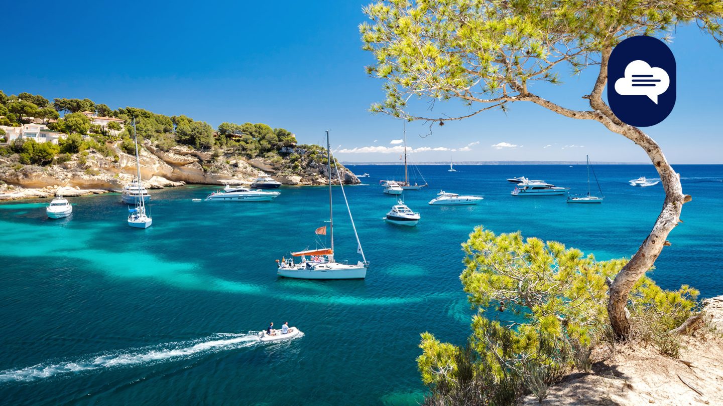 Team Stories: Bild einer Meeresbucht auf Mallorca mit mehreren Booten.