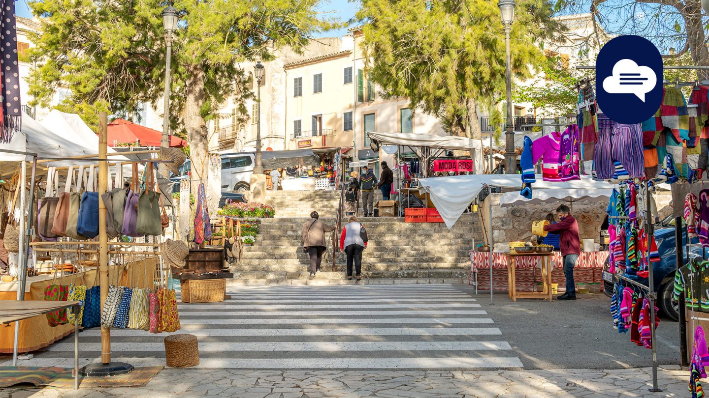 Team Stories: Picture of the market in Sineu, Mallorca, where colorful bags and clothing are on sale.