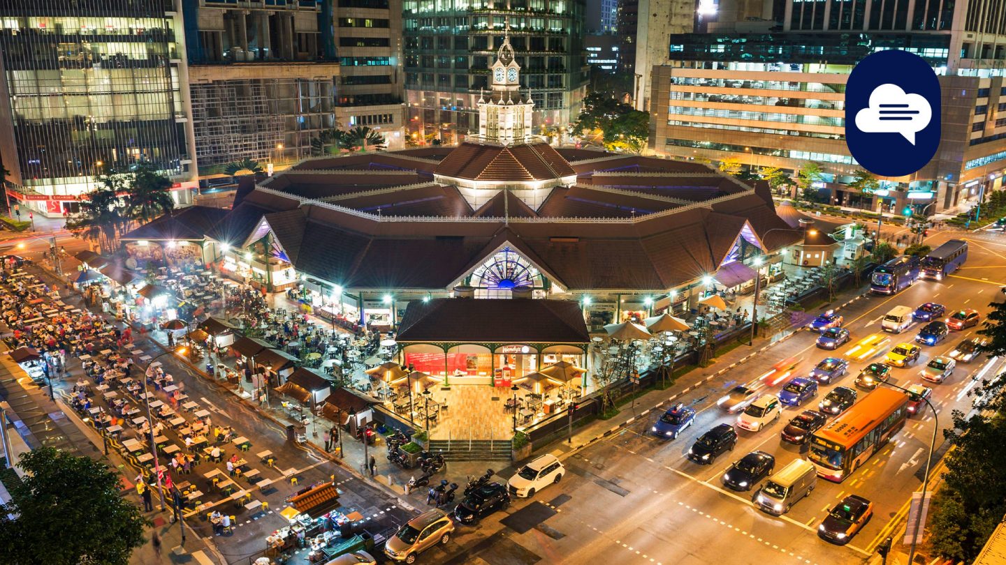 Team Stories: Lebhaftes Nachtleben im Lau Pa Sat Food Center in Singapurs Centre District, Luftaufnahme