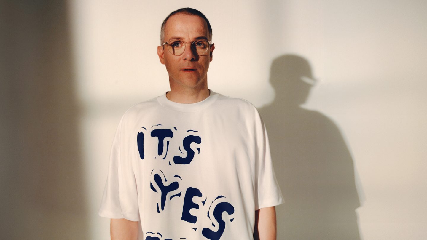 Stefan Marx is wearing the new loungewear. The lettering “It's Yes...” can be seen on the top.