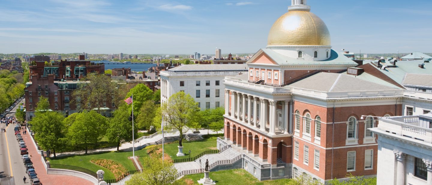 Das Massachusetts State House mit seiner goldenen Kuppel in Boston bei sonnigem Wetter