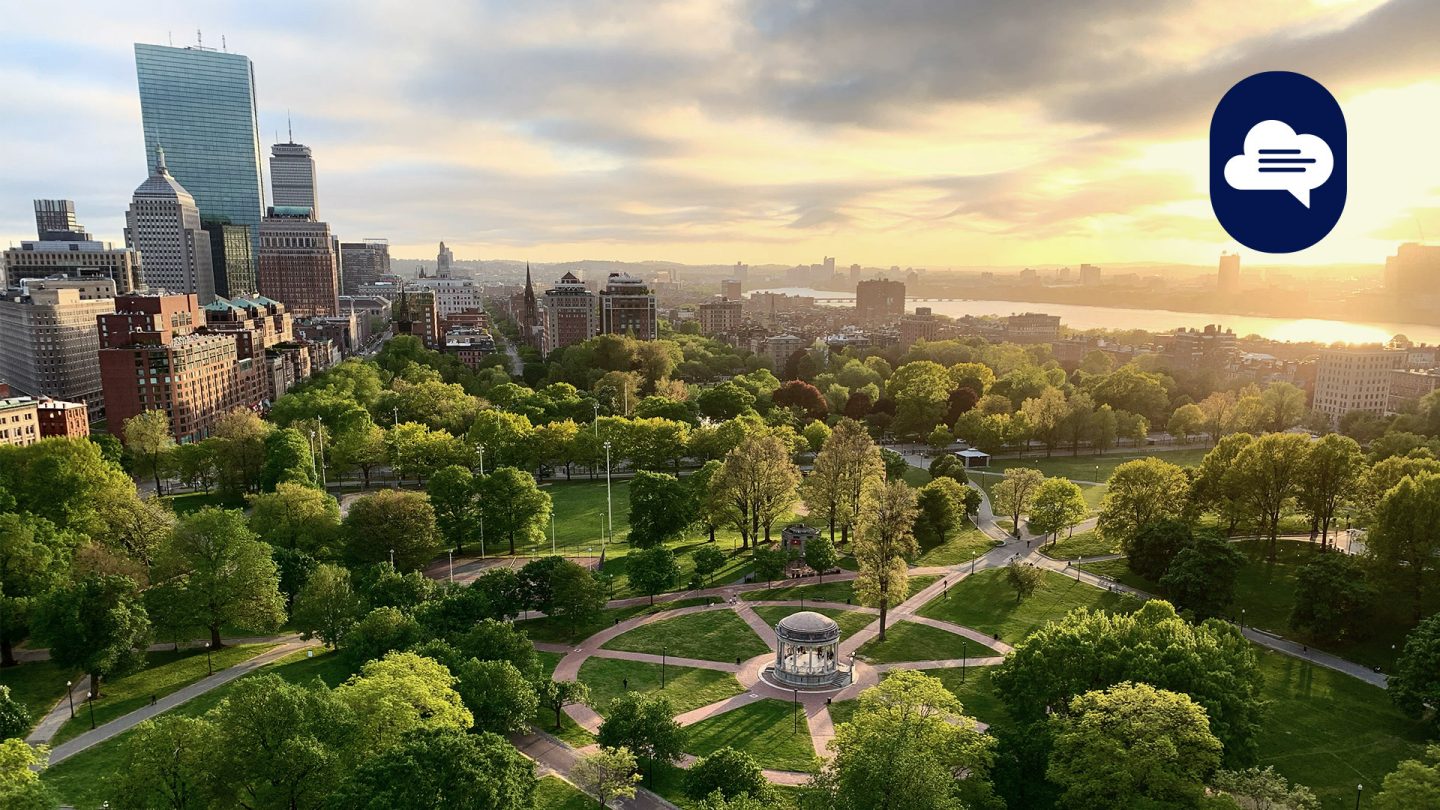Blick über den Boston Common Park auf die Skyline von Boston bei Sonnenuntergang