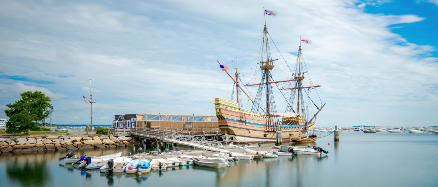 Die Mayflower II liegt im Hafen von Plymouth unter einem teils bewölkten Himmel