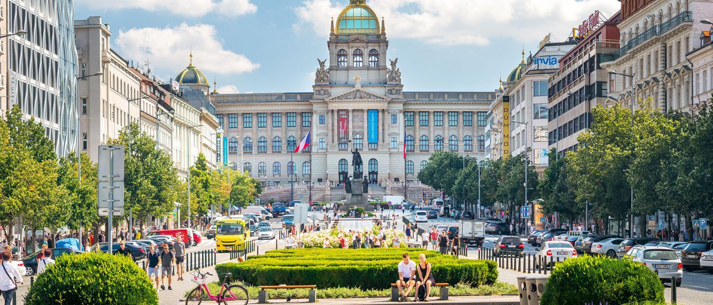 Belebter Wenzelsplatz in Prag mit Nationalmuseum im Hintergrund