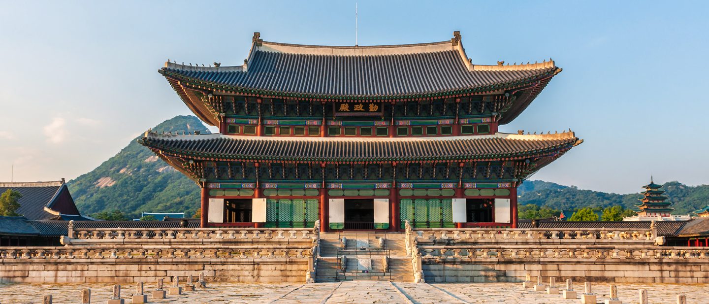 Der historische Gyeongbokgung-Palast in Seoul, Südkorea, mit dem Berg im Hintergrund