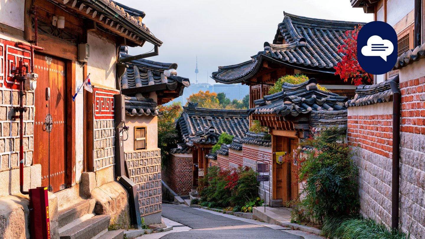 Traditionelle koreanische Gasse mit Hanok-Häusern im Dorf Bukchon, Seoul, mit dem Namsan Tower im Hintergrund