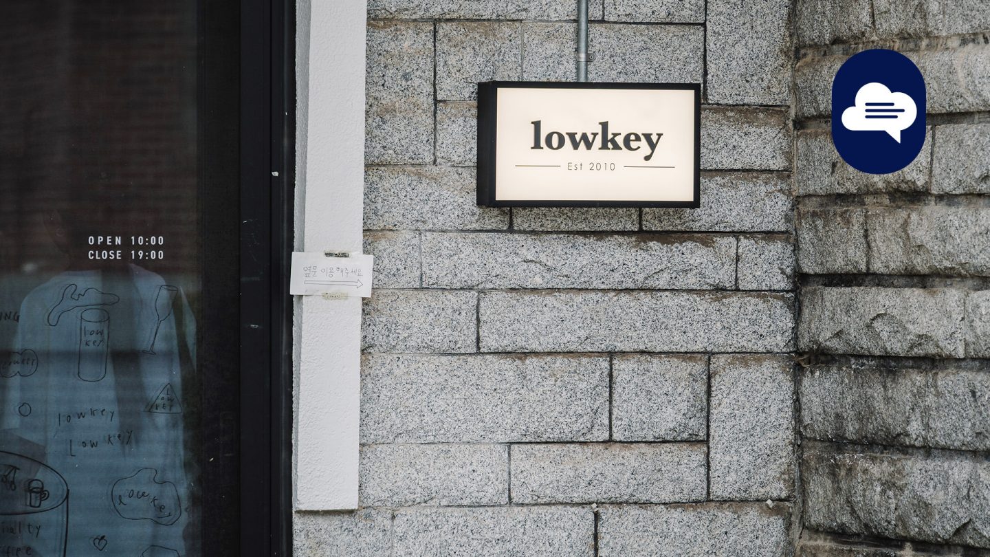 Schaufenster vom Café Lowkey in Seoul mit Schild, Steinmauer und sichtbaren Öffnungszeiten