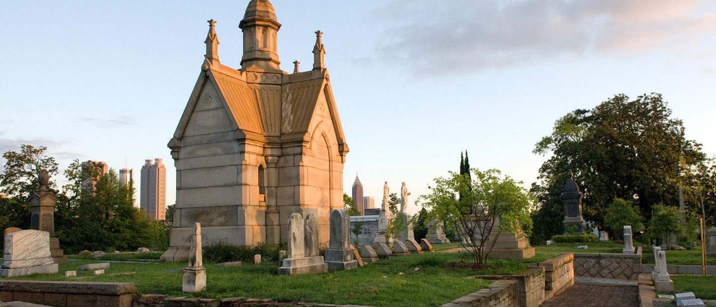 Historisches Mausoleum auf dem Oakland Friedhof in Atlanta mit der Stadt-Skyline im Hintergrund