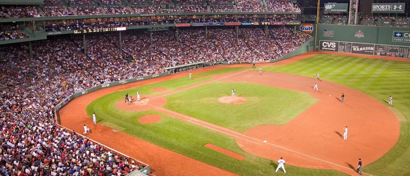 Baseballspiel in einem vollbesetzten Stadion aus der Vogelperspektive
