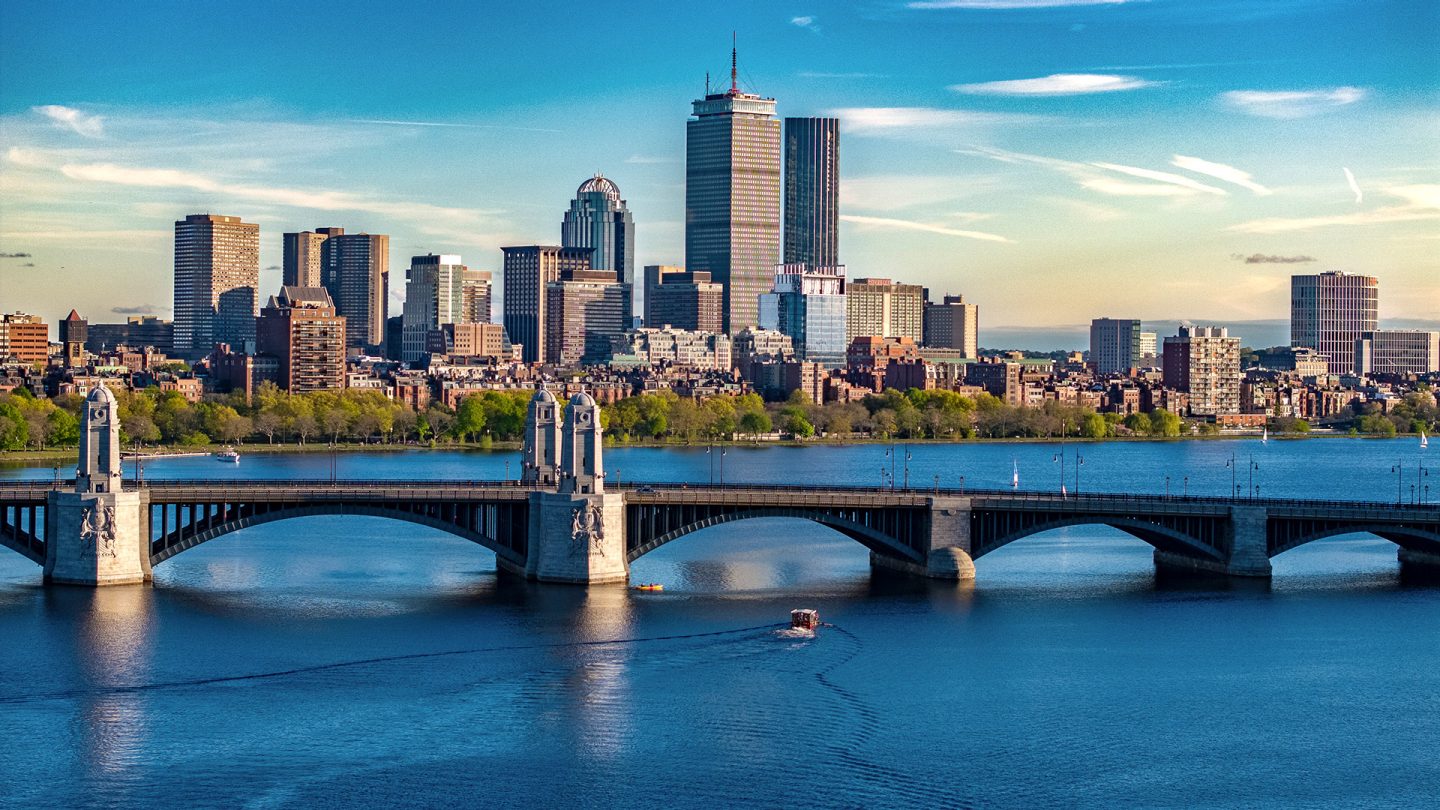 Bostoner Skyline mit einer Brücke über den Charles River an einem klaren Tag