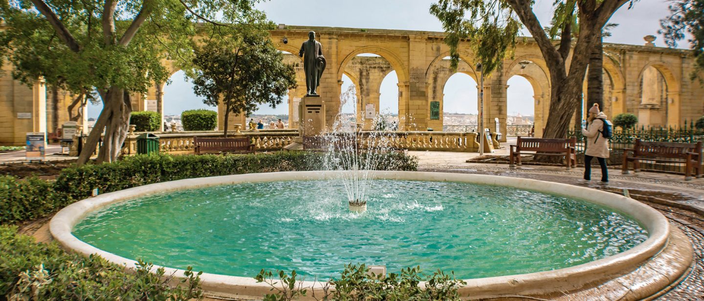 Blick in die Upper Barrakka Gardens in Valletta mit einem Springbrunnen im Vordergrund